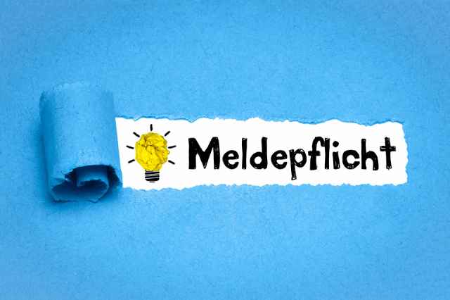 Foto: Glühbirne mit dem Text Meldepflicht
