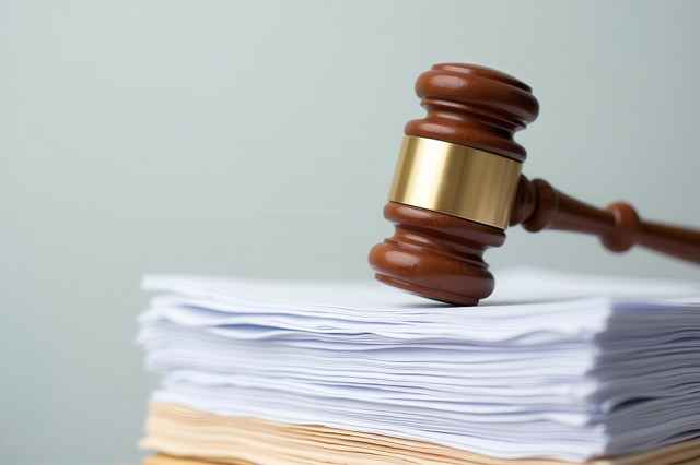 Foto: Richterhammer liegt auf Stapel Dokumente