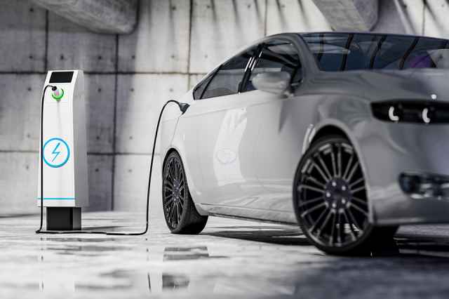 Foto: Elektroauto mit Ladesäule